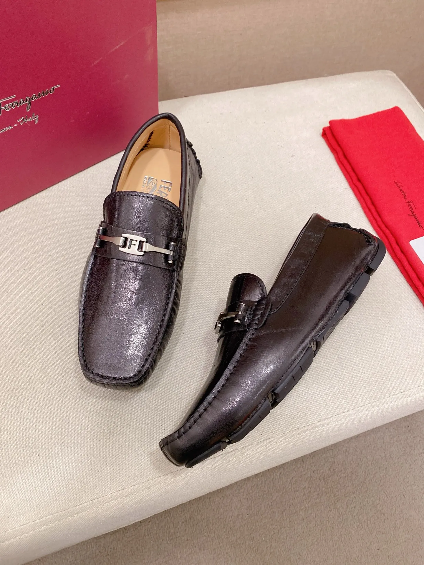 Factory price: 540💰High-end quality! Ferragamo🆕🆕Exclusive hot-selling products in stock🔥🔥New products on the shelves, high-quality Ferragamo men's pea shoes, high-end casual driving shoes, with complete packaging! 💪 💪 Material: imported first-layer cowhide 🐂 + imported high-quality water-dyed cowhide lining + wear-resistant outsole 👍🏻👍🏻 Features: high-end and comfortable, purely handmade 🚀 🚀 Create the perfect shoe that suits you best 🔥 🔥 Size: (38-44) 45 standard size can be customized!